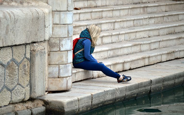 Fille triste dans les escaliers